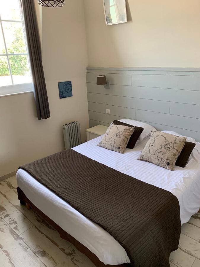 Foto 4 von 9: Double Room with Side Sea View