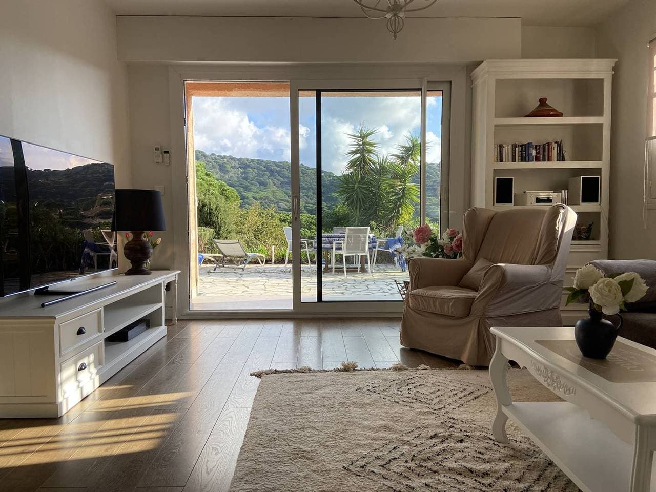 Foto 2 von 11: Sublim renovierte Wohnung, 4 Pers., 1.2 km vom Strand Gigaro, geräumige Terrasse, Elektrogrill