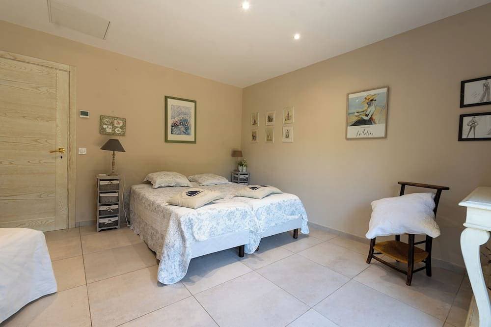 Foto 3 von 29: Neue Villa mit beheiztem Privatpool u. Panoramablick auf Meer u. Berge