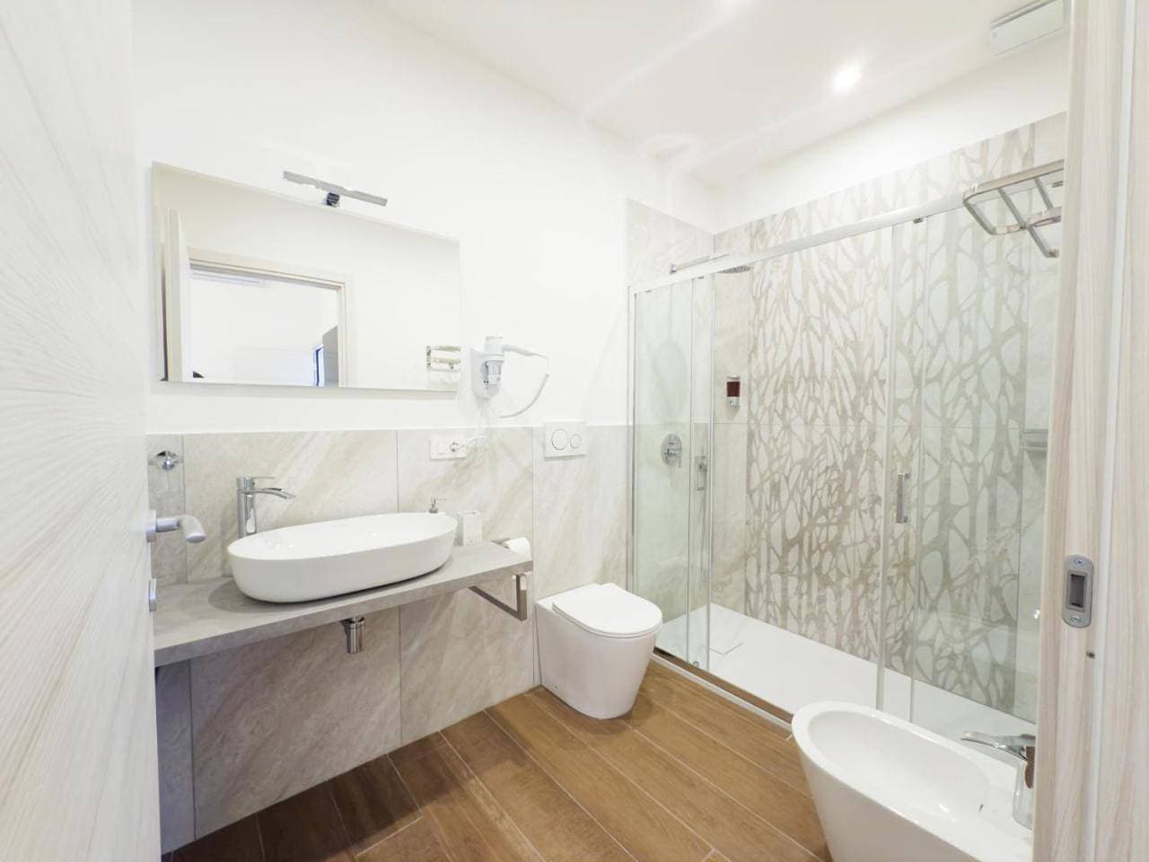 Foto 7 von 9: Double Room with Private Bathroom