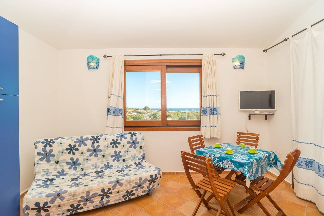 Foto 9 von 25: Ferienwohnung in der Nähe dem Strand mit Balkon, Meerblick und Klimaanlage