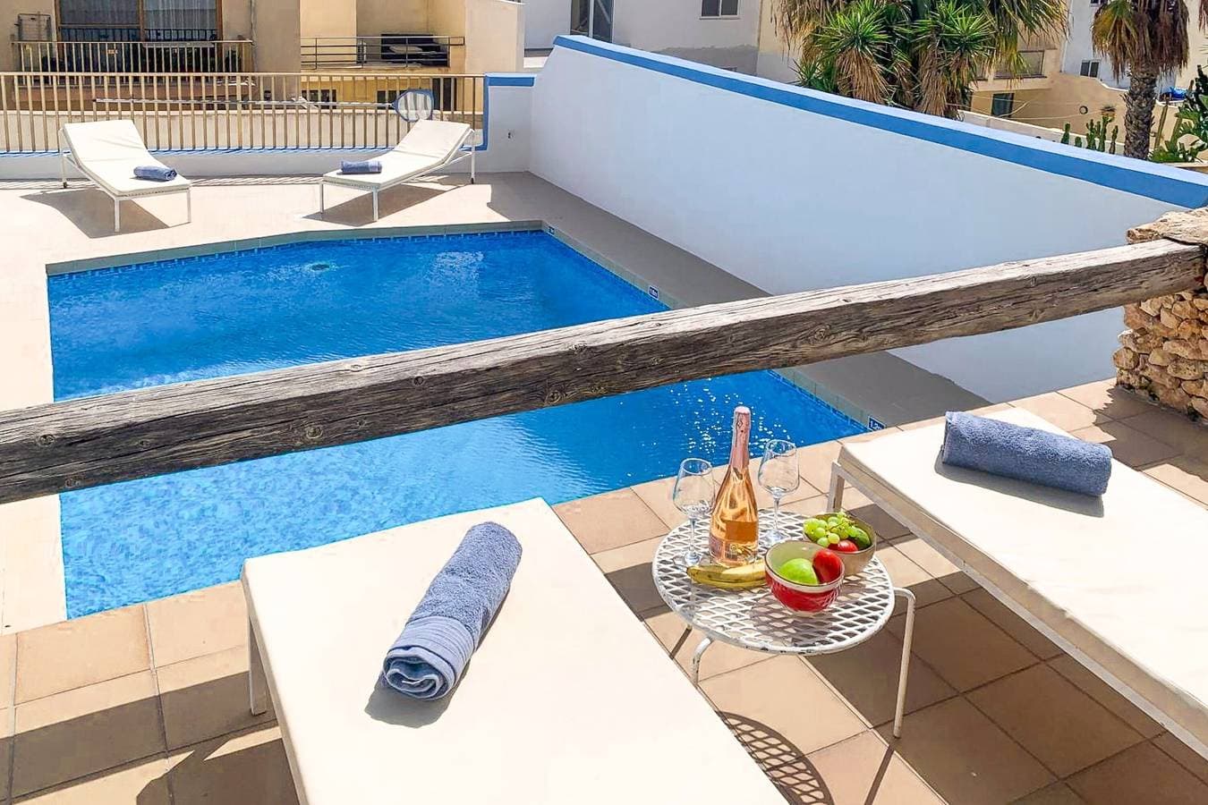 Foto 6 von 24: Sunny pool and terrace - Merill nb6