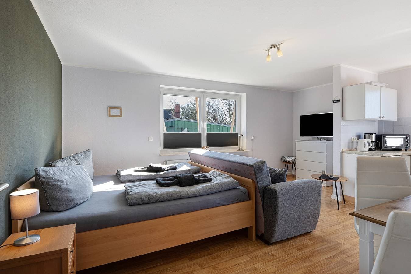 Foto 12 von 31: Apartment Ferienwohnung Friesenkoje direkte Wasserlage am Yachthafen  und WLAN