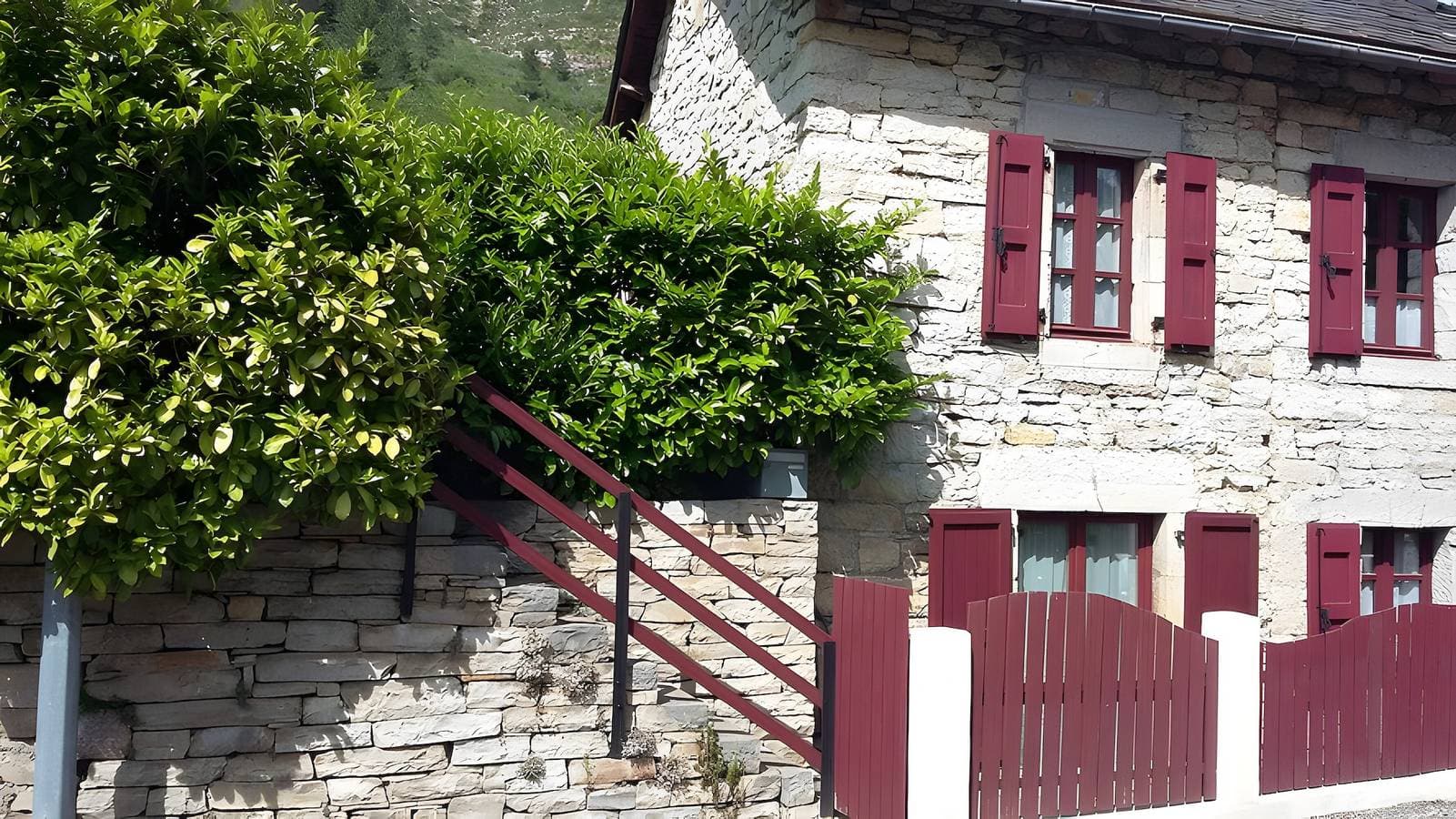 Foto 2 von 15: Gîte „Le Vignou“ in Ste-Enimie: Bergblick, private Terrasse & WLAN