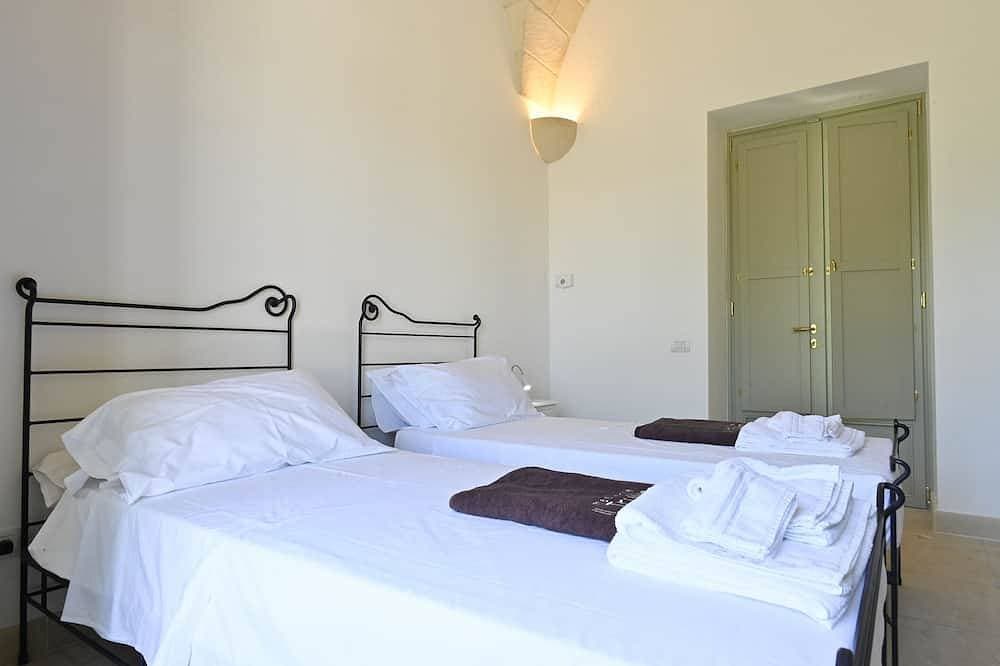 Foto 3 von 30: 5 Schlafzimmer Masseria mit beheiztem Infinity-Pool und weitläufigem Olivenhain