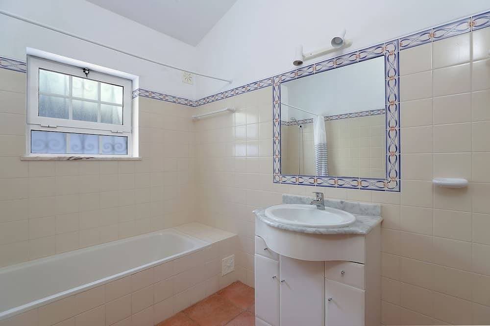 Foto 5 von 22: Schöne Villa, ideal für einen erholsamen Urlaub, mit Pool und Blick auf die Küste.