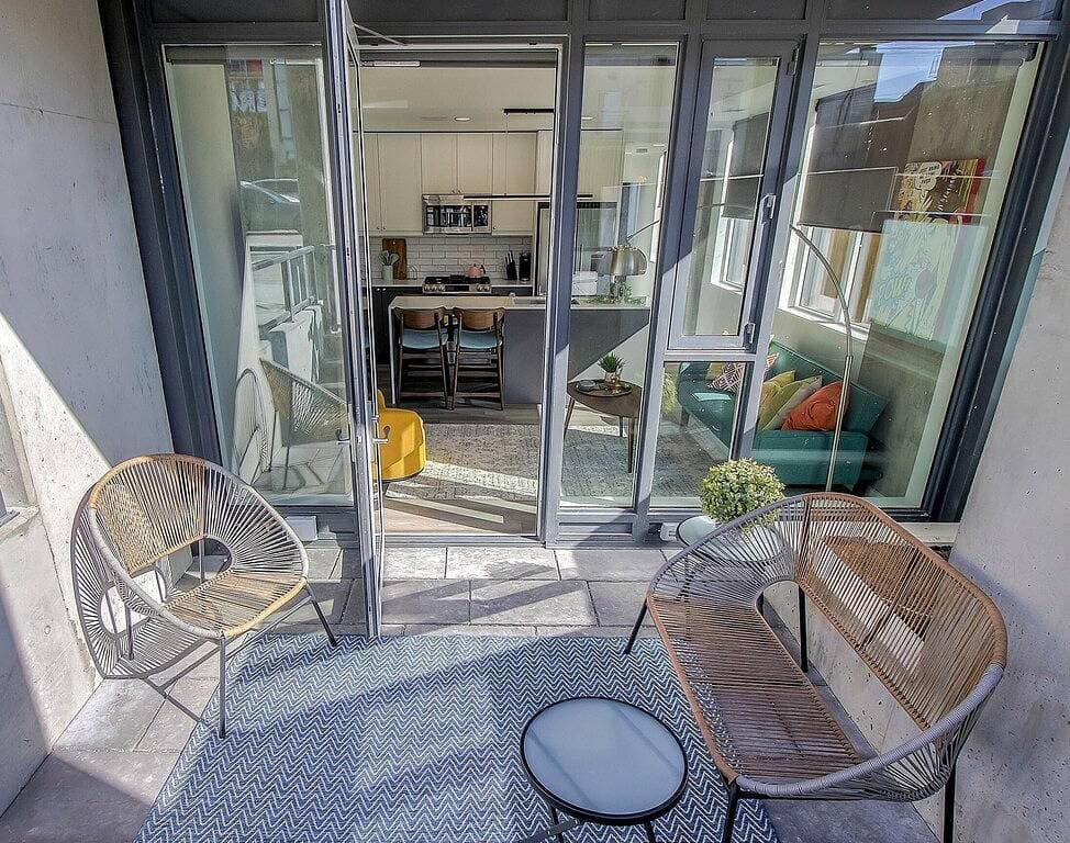 Foto 7 von 49: Vibrant & Modern Condo with Patio near Lrt