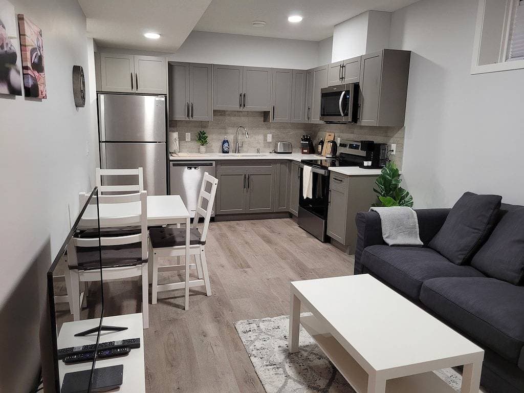 Foto 7 von 19: Affordable Luxury – 2-Bedroom Suite in Wolf Willow, Calgary!