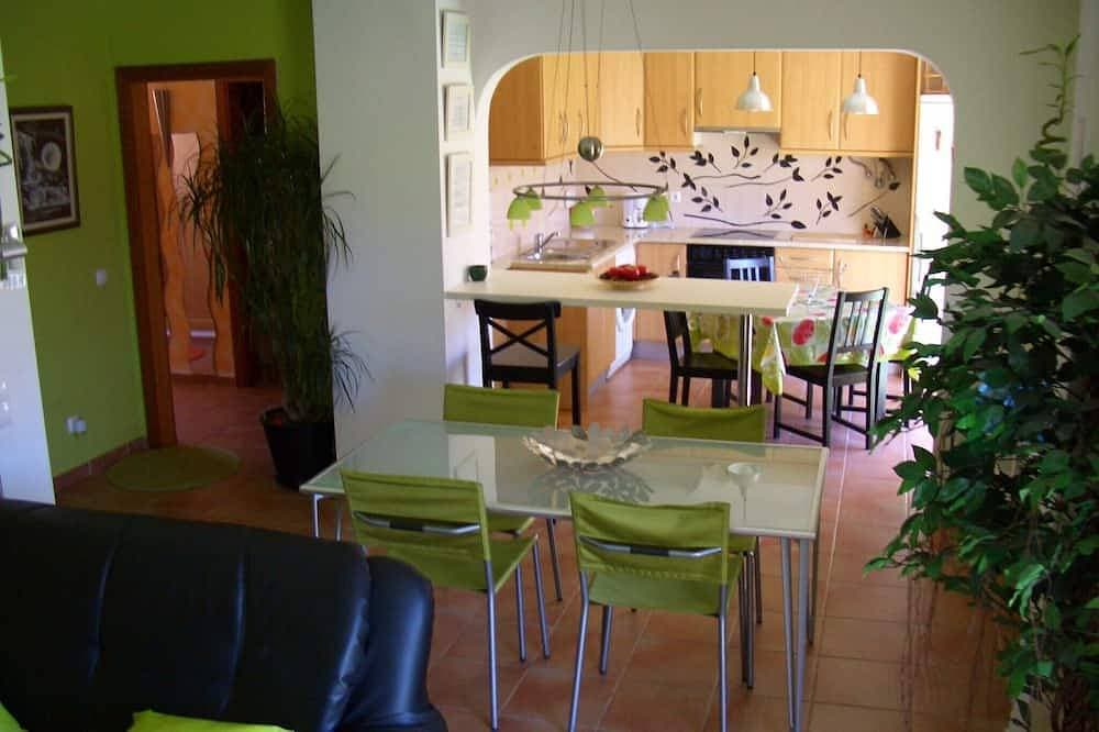 Foto 6 von 15: Charmante, moderne Schlafzimmerwohnung mit Pool in Strandnähe