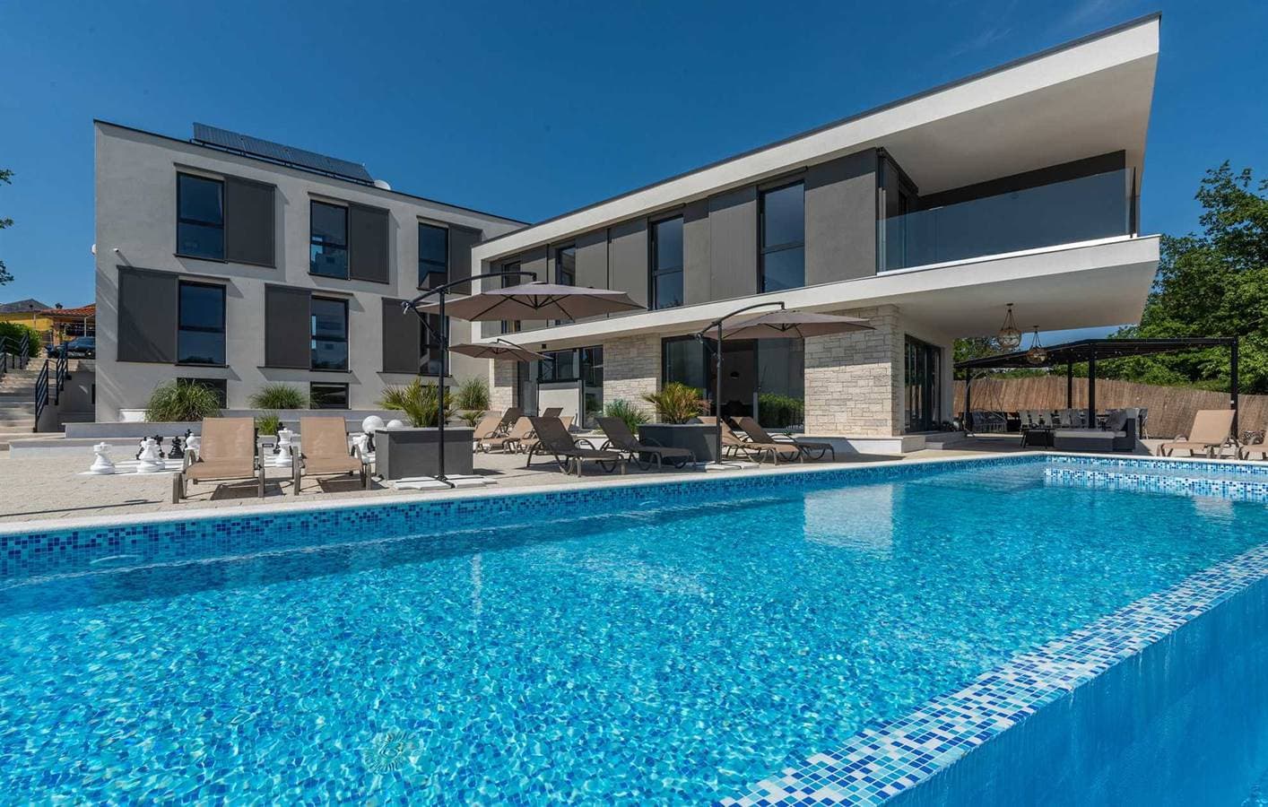 Luxusvilla Queen B mit Pool 1