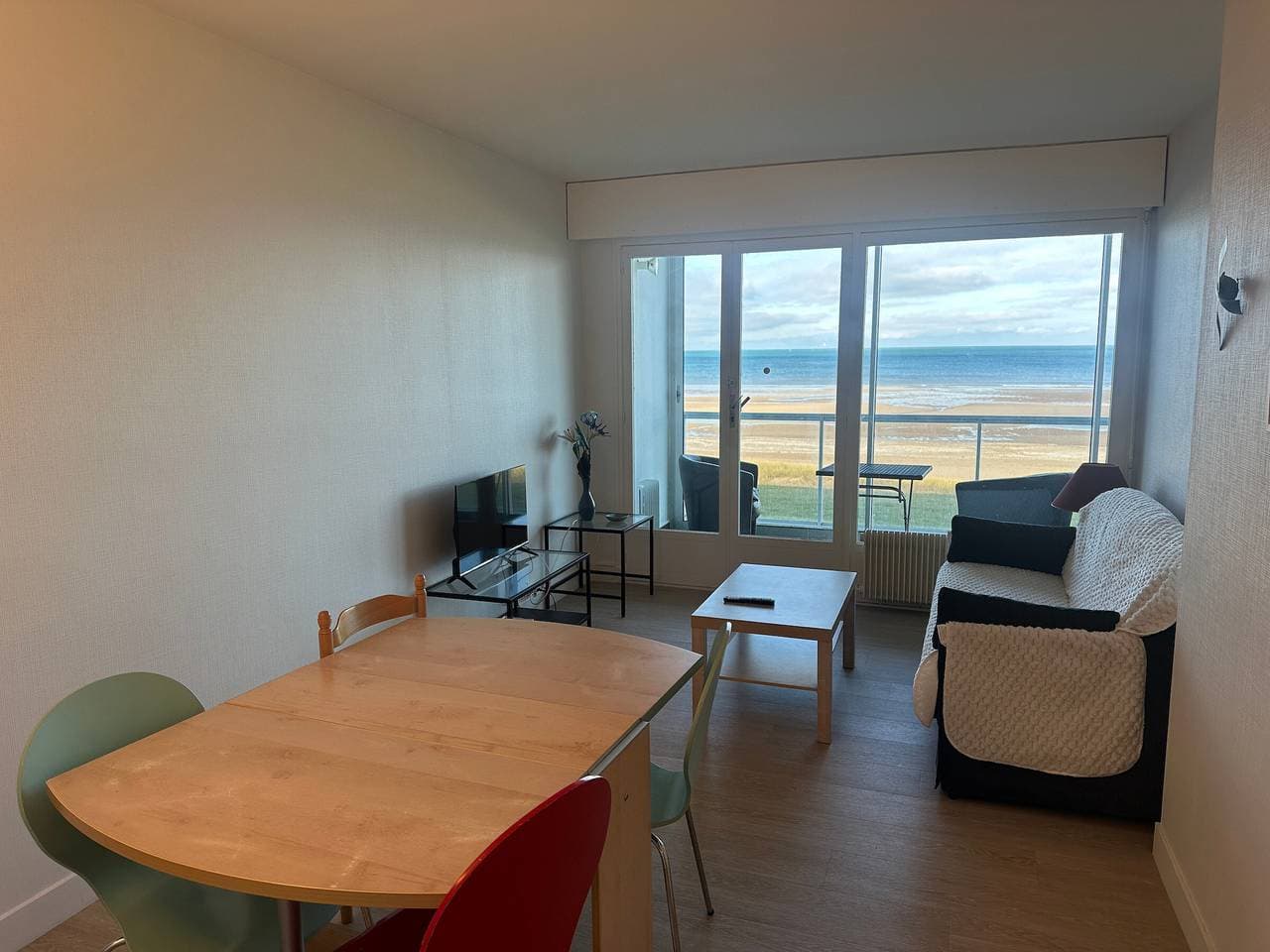Foto 2 von 13: 2-Zimmer-Wohnung mit Meerblick, Loggia, Parkplatz und voller Ausstattung