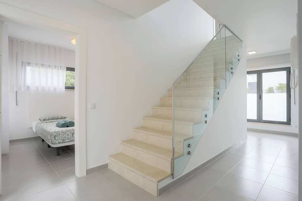 Foto 3 von 30: Detached Villa with Private Pool & Outdoor Kitchen Near City & Beach