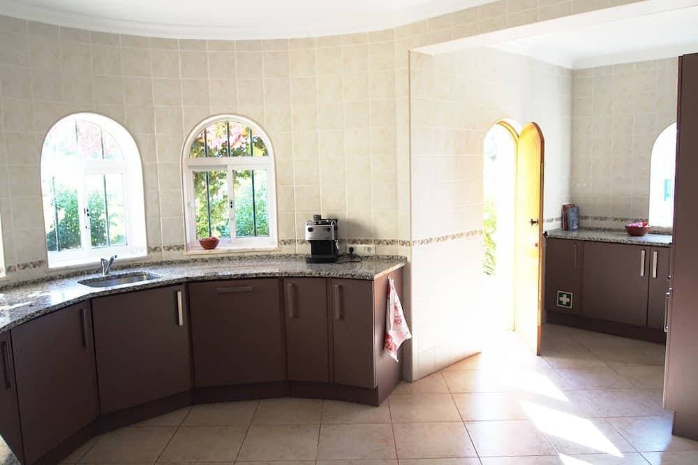 Foto 9 von 26: Luxusvilla mit 4 Schlafzimmern, Pool und Meerblick in der Nähe von Strand und Dorf