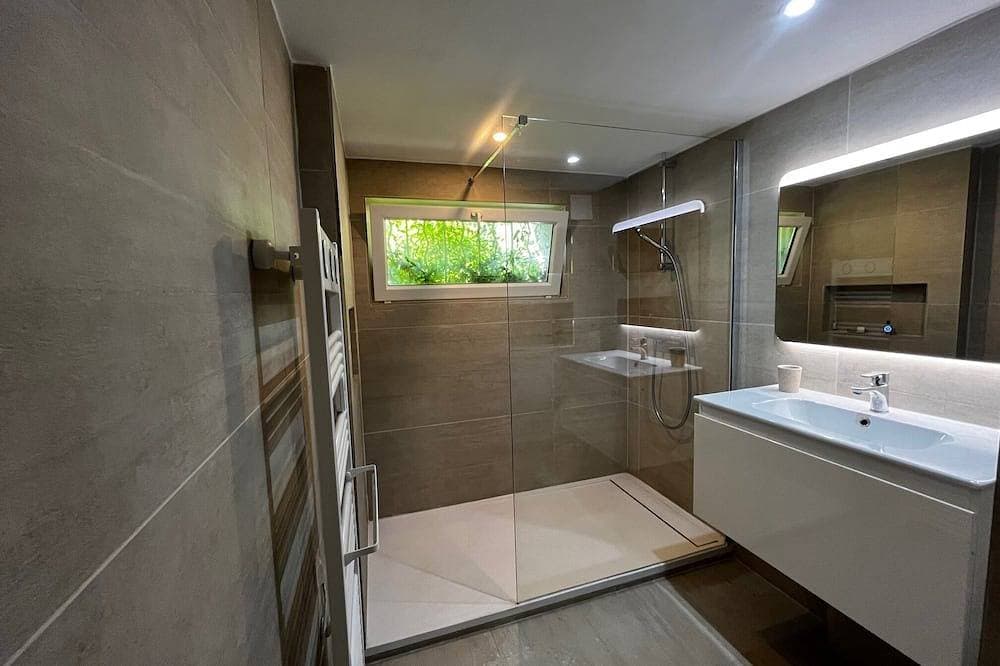Foto 3 von 15: Superbe rez de Villa Avec Piscine Privée Entre Plage du Bestouan et Calanques