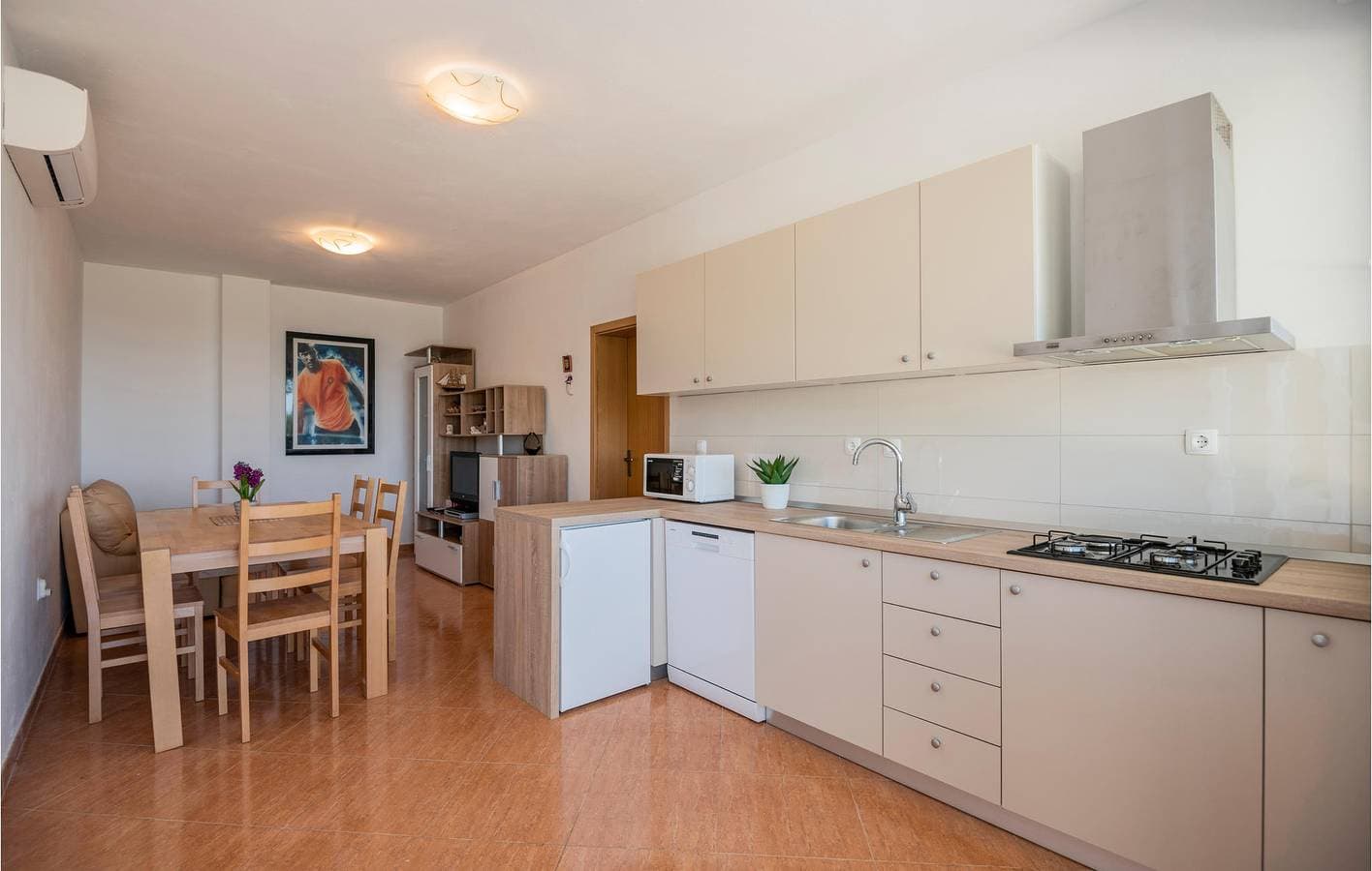 Foto 6 von 32: Charmantes Apartment mit Pool und Terrasse, 2,5 km von der Küste und dem Stadtzentrum entfernt