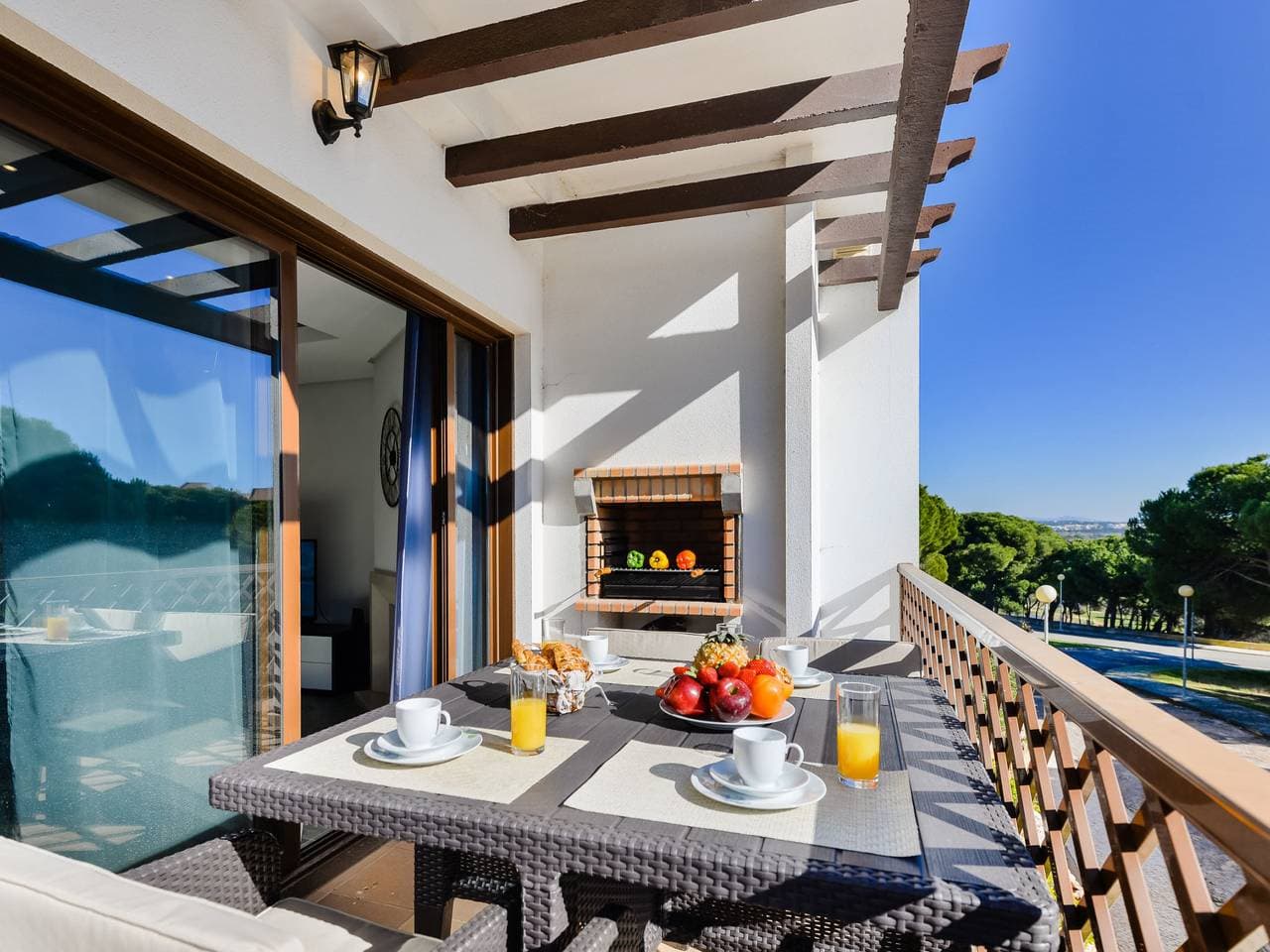 Gemütlich, nur 2 km vom Strand entfernt: Moderne Ferienwohnung mit Pool und Balkon 1
