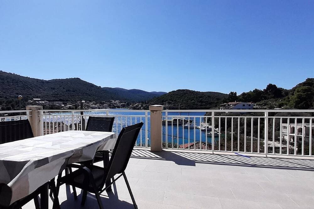 Foto 12 von 22: Apartment Classic Korčula - Apartment mit 2 Schlafzimmern, Terrasse und Meerblick