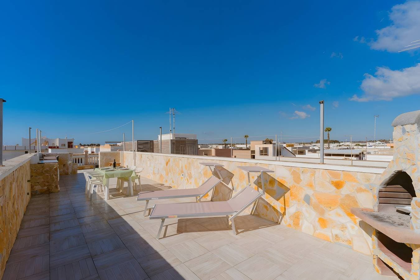 Foto 9 von 28: Ferienwohnung 'Due Passi Dal Mare' mit Meerblick, Gemeinschaftsterrasse und Klimaanlage