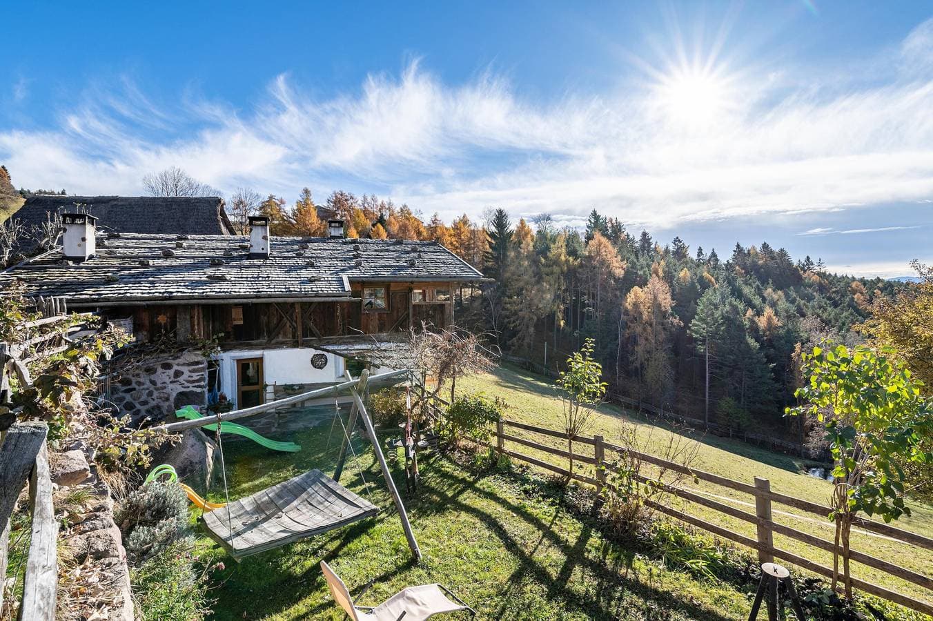 Foto 3 von 37: Historischer Duregghof: Idyllisches Apartment mit Bergblick & privatem Garten