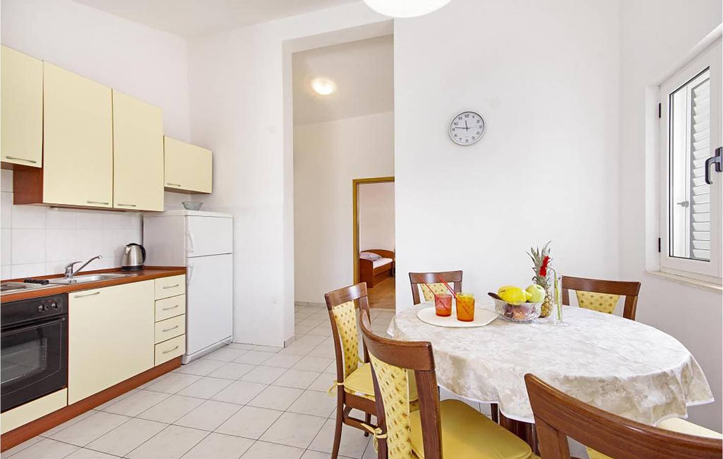 Foto 7 von 24: Apartment am Meer mit Terrasse, Parkplatz und Küche in Necujam