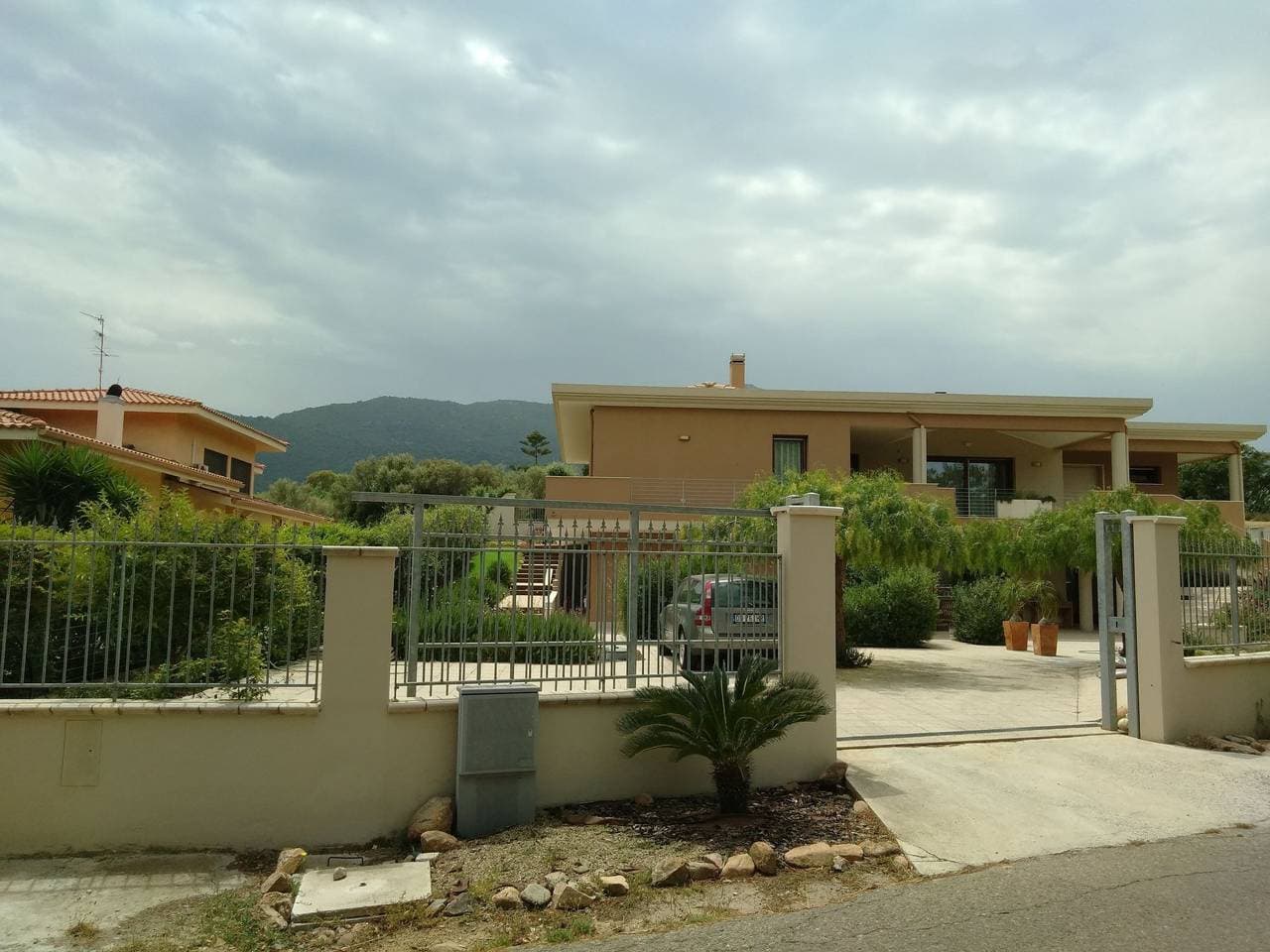 Foto 3 von 48: Villa Luigi, Unterkunft in der Villa, Parkplatz, Wallbox