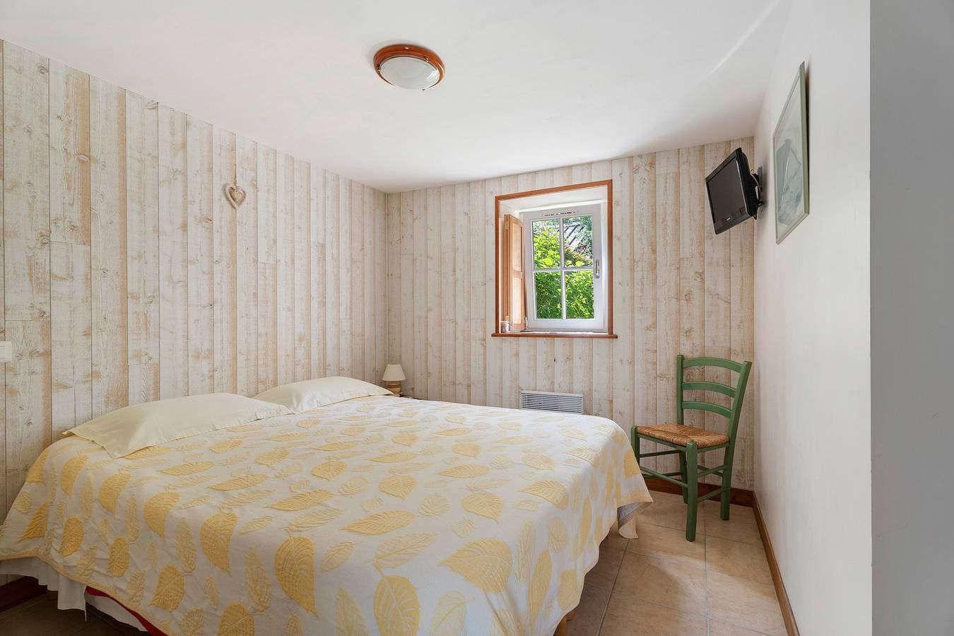 Foto 5 von 23: Gästezimmer „Les Hortensias“ mit gemeinsamer Terrasse, Garten und WLAN