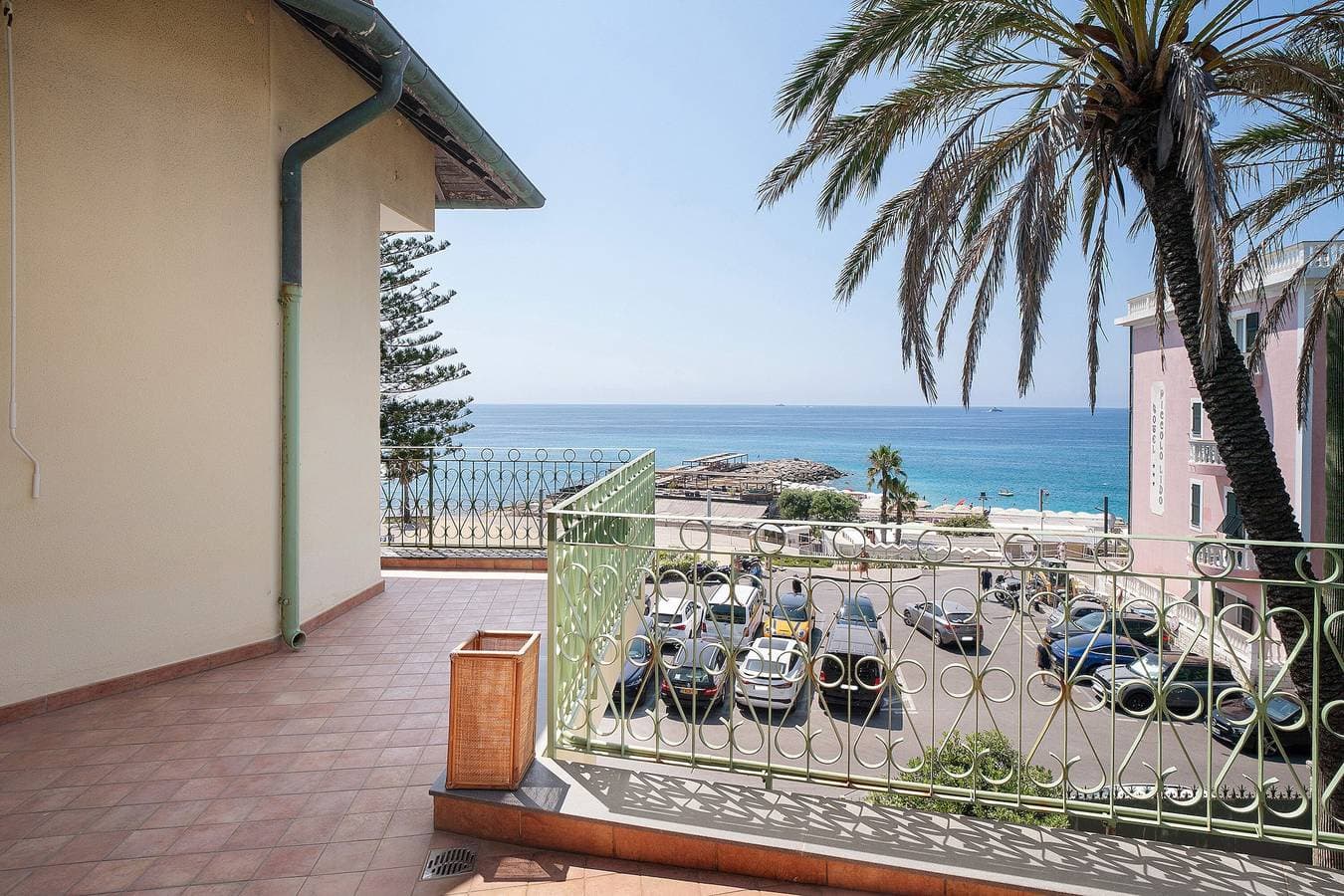 Foto 3 von 22: Ferienwohnung 'Wunderschöne Wohnung am Meer Chez Monique' mit Meerblick, privater Terrasse und WLAN