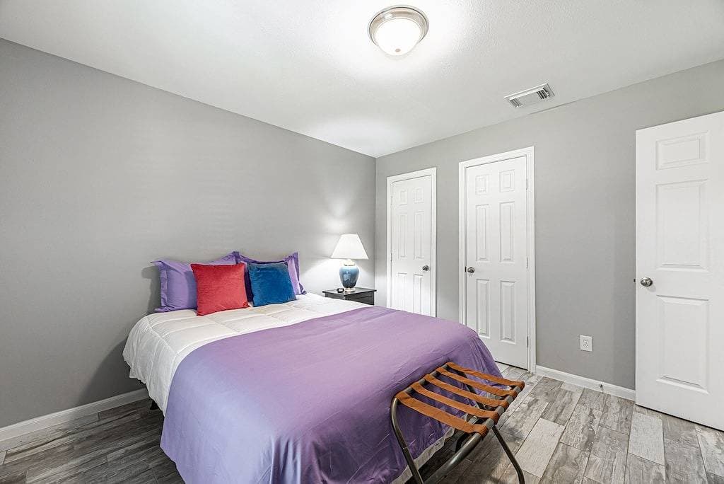 Foto 8 von 37: The Paris- Colorful 3Bedroom 2Bath Sfh w/Heated Pool Available
