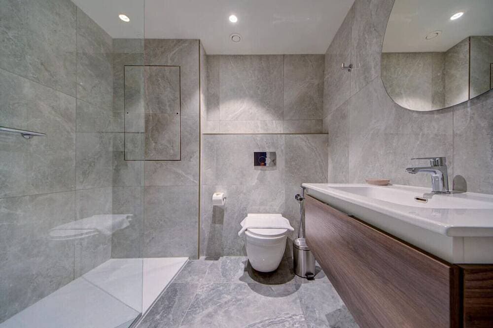Foto 6 von 30: The Official Mercury Suite With Pool & Strong WIFI