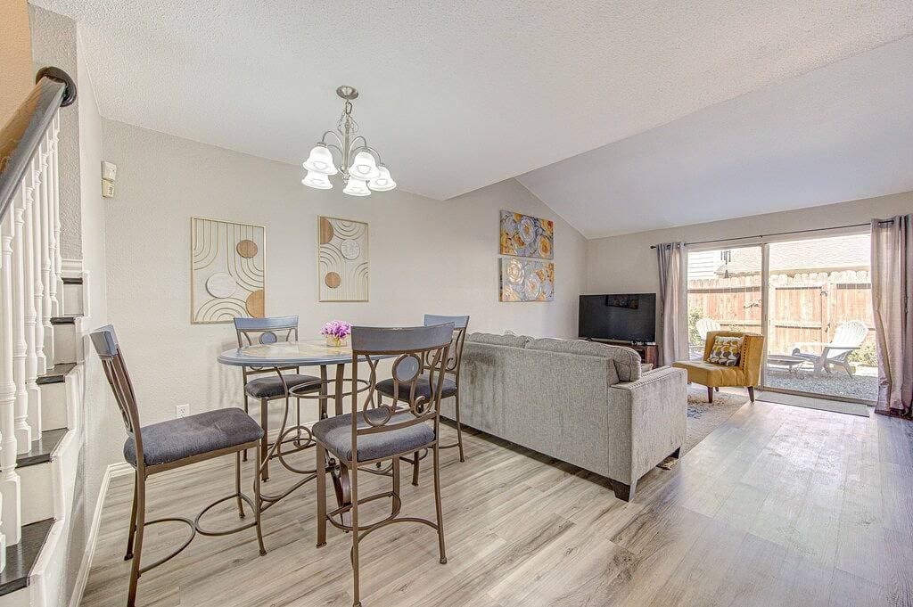 Foto 12 von 43: Modern Boho Retreat W/3 Spacious Bedrooms +3Bathrooms +Garage