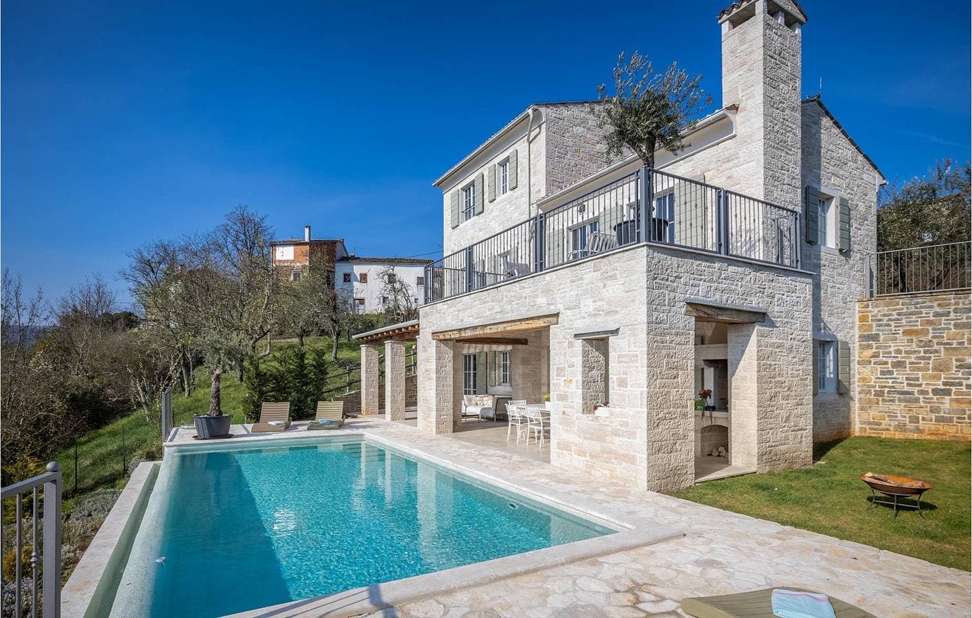 Foto 2 von 37: Geräumige 180 m² große Wohnung mit Pool, WLAN und Parkplatz