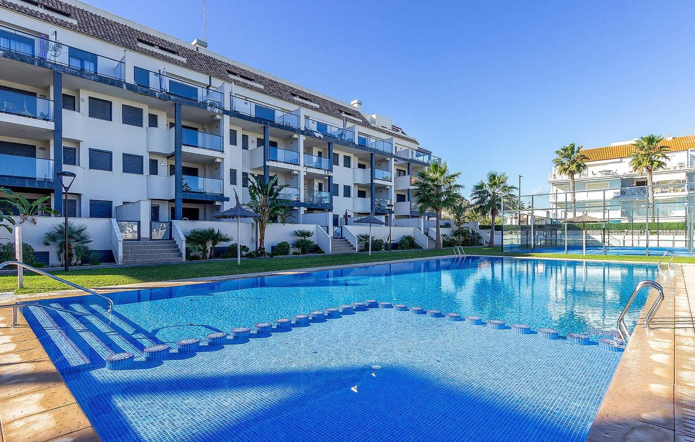 Foto 8 von 21: Luxus-Wohnung mit Pool, Terrasse und Internet, in der Nähe von Les Bovetes Strand