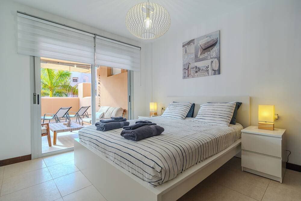 Foto 2 von 30: Neu !!! Luxuswohnung, 32 m2 Sonnenterrasse, Blick auf den Pool
