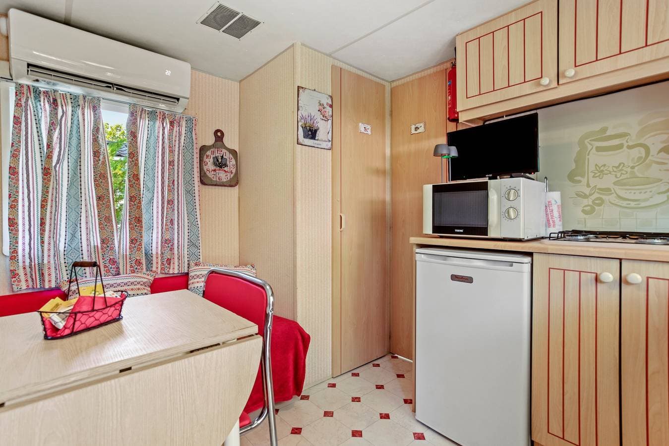 Foto 11 von 28: Mobilheim 'Cocoon' mit Bergblick, Gemeinschaftspool und Klimaanlage