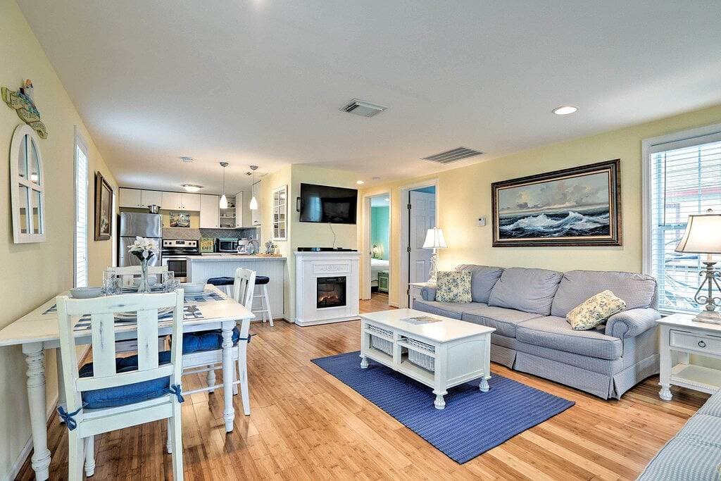 Foto 9 von 24: Neu! Gehobenes Galveston Cottage mit umlaufendem Deck!