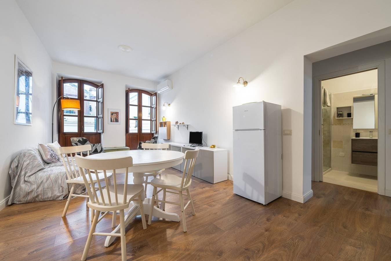 Foto 5 von 28: Tramonto über Sant’Efisio – Modernes Apartment mit Blick auf die Kirche
