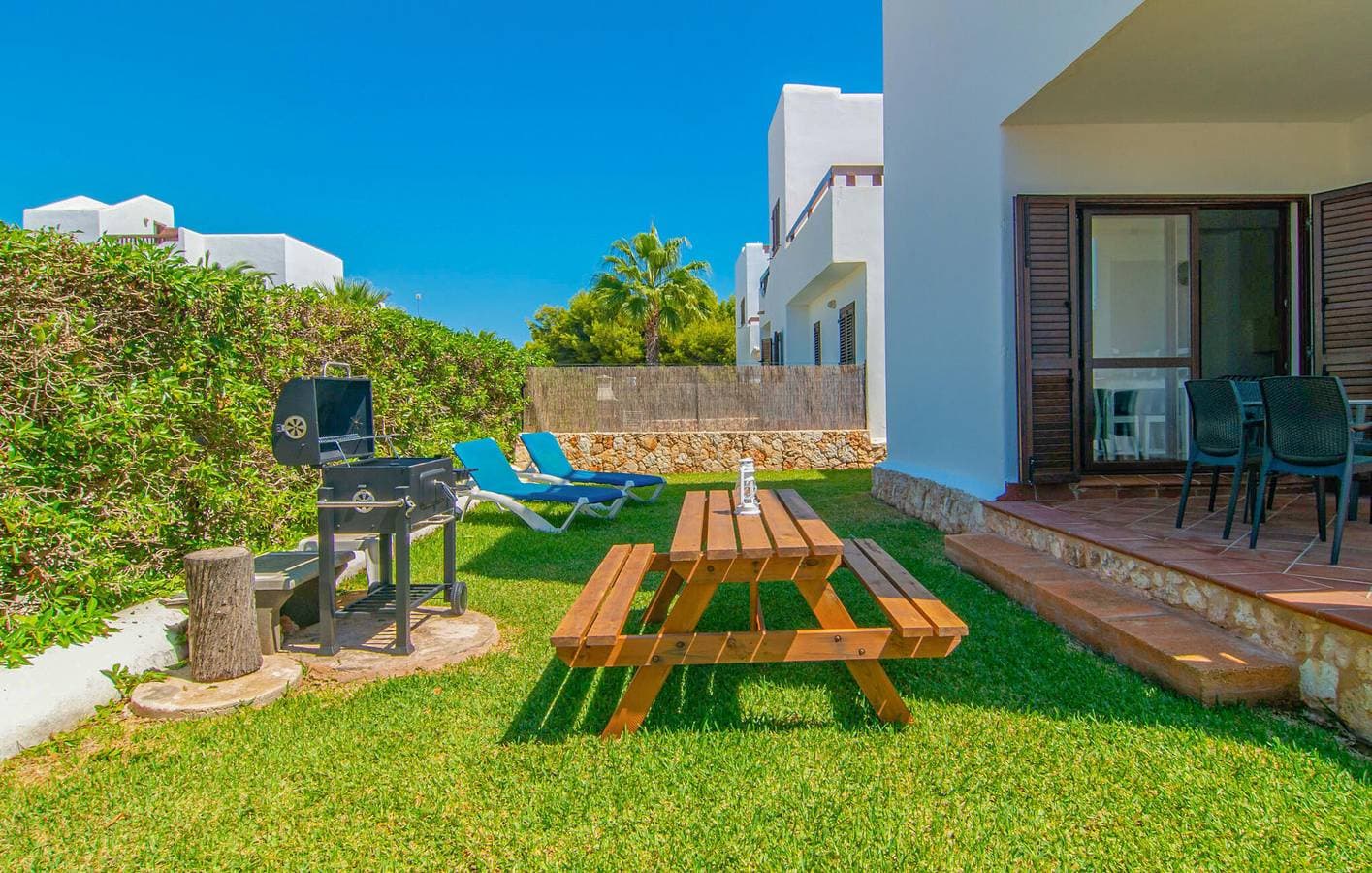 Foto 4 von 26: Sonniger Rückzugsort am Meer mit Pool und Terrasse