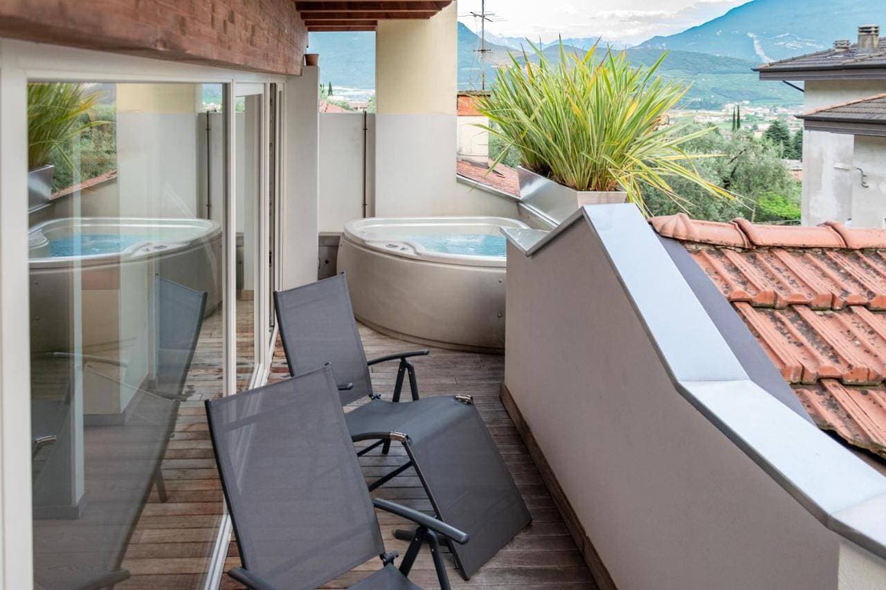 Charming Loft - Private Hot Tub & Free Parking 1
