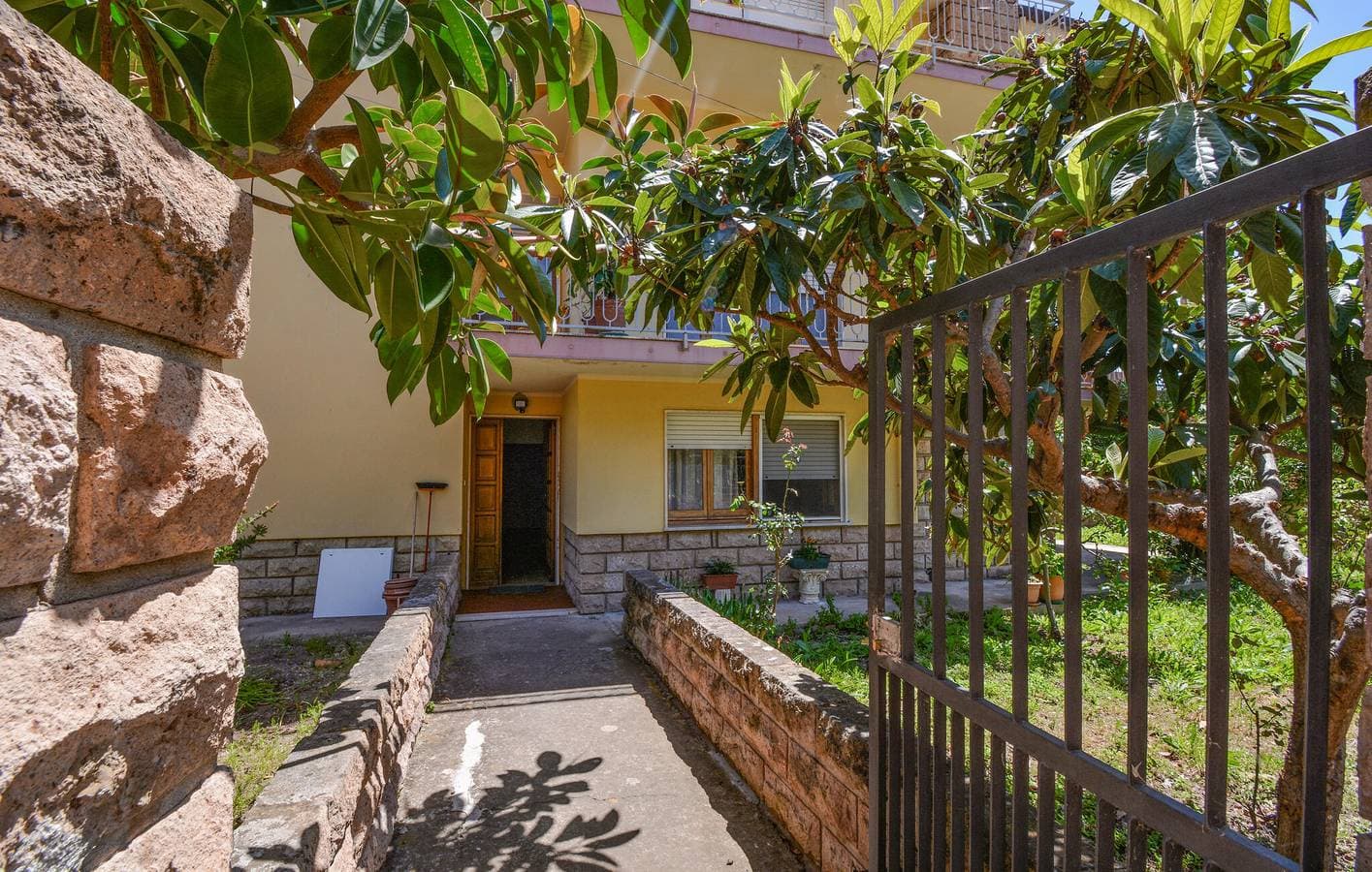 Foto 2 von 21: Modernes Apt mit Terrasse, AC & WiFi, 1.5km zum Strand