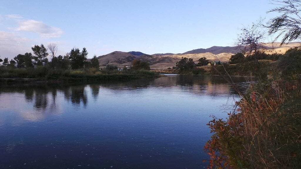 Foto 4 von 52: River Rest Luxury Cabin - The Beaverhead. Beautiful River and Mountain Views!!!