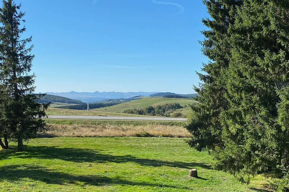 Studio in Besse-et-Saint-Anastaise mit Parkplatz und Blick auf die Cantal-Berge 1