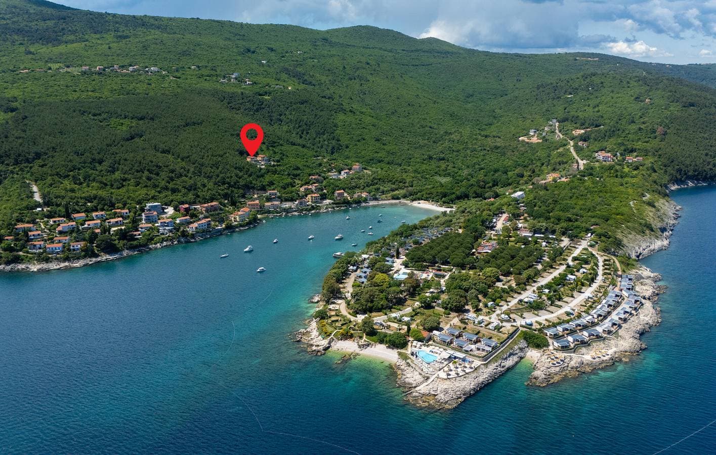 Urlaub am Meer: Geräumiges Apartment mit 1 Schlafzimmer, Pool und atemberaubender Aussicht 1