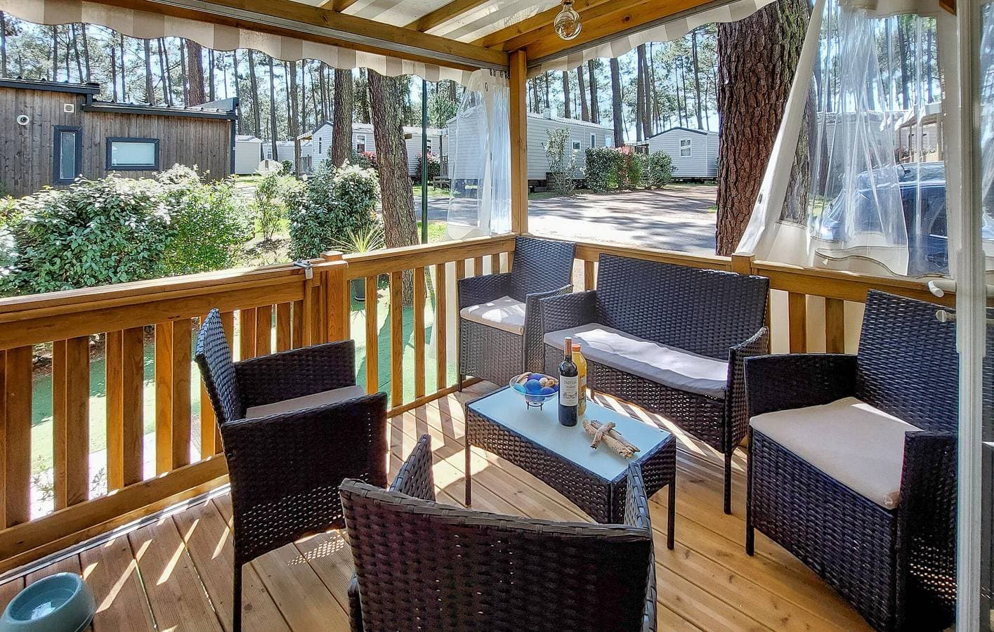 Foto 5 von 30: Gemütliches Mobilheim mit Pool, Garten & WiFi in der Nähe des Restaurants Les Pinèdes