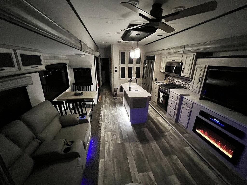 Foto 5 von 9: Lakefront 1 bedroom tiny home