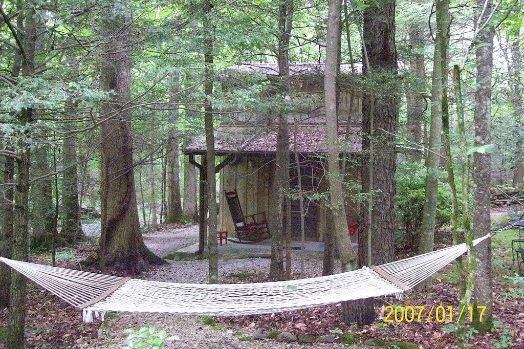 Private / abgelegene Hütte in Mature Woods bei Nat`l Park, kurzer Fußweg zum Creek Pets Ok 1