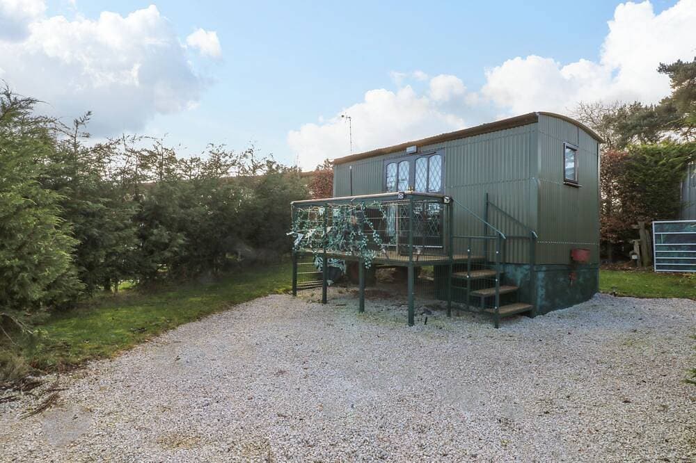 Packhorse Shepherd’S Hut, pet friendly, with a garden in Wirksworth 1
