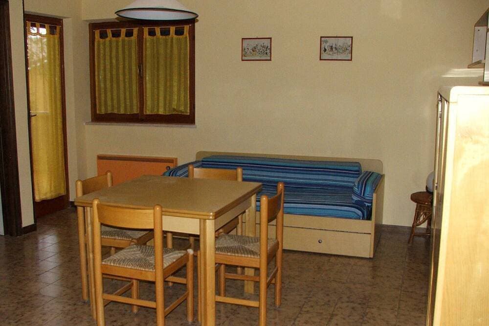 Foto 12 von 20: Zweizimmerwohnung In Einer Ruhigen Residenz Mit Pool Umgeben Von Grün