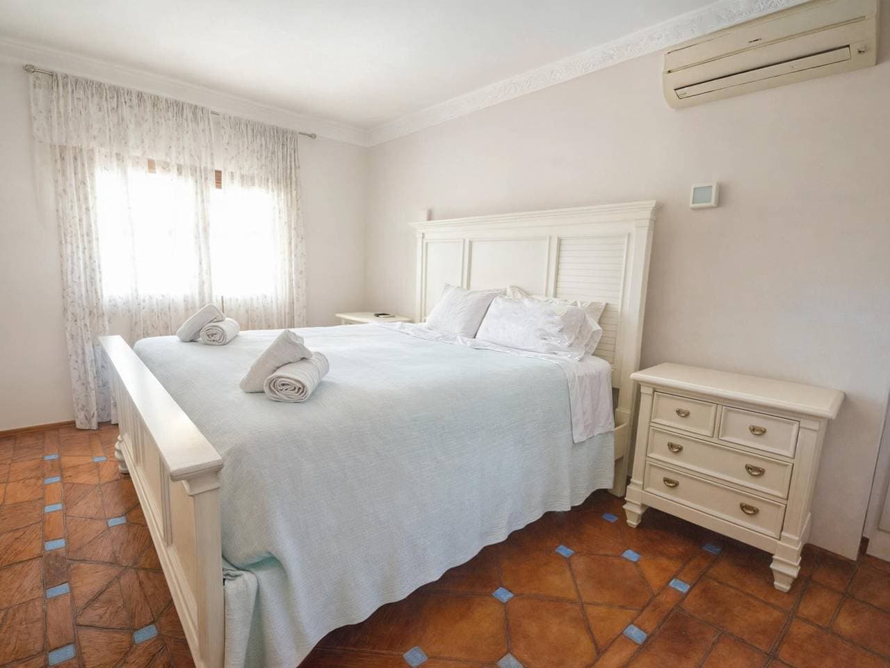 Foto 7 von 25: Luxusvilla nahe dem Meer mit Pool in Marbella