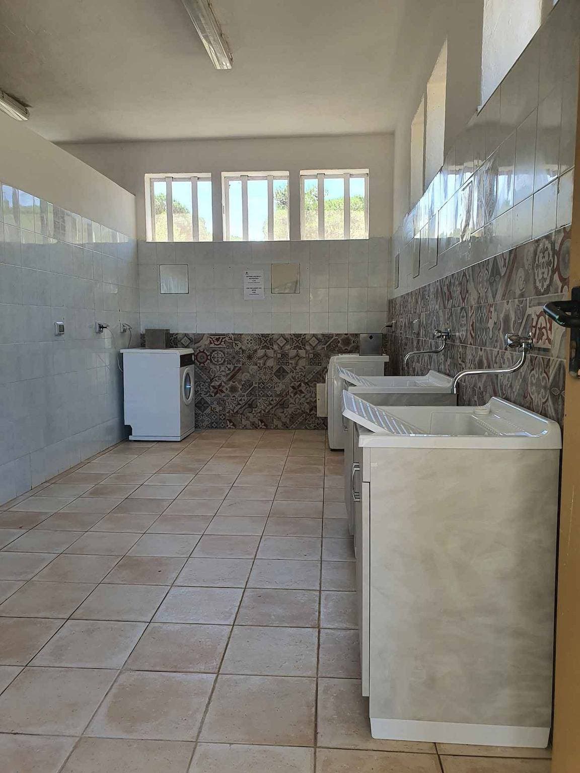Foto 12 von 38: Mobilehome mit Klimaanlage, Pool und halbüberdachter Holzterrasse