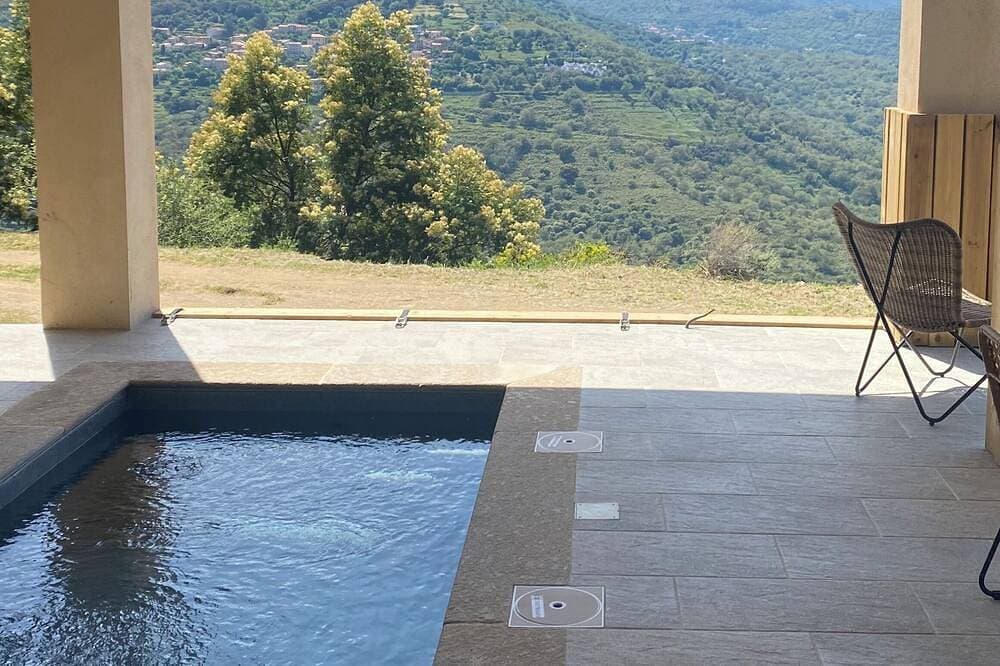 Very quiet garden level with sea and mountain views, 1